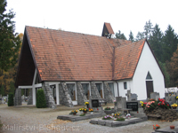 Nátěr fasády, dveří a podhledů smuteční kaple hřbitova Trhové Sviny.
