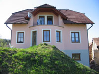 nátěr fasády, s vlastní technikou ( bez lešení ). Zubčice.